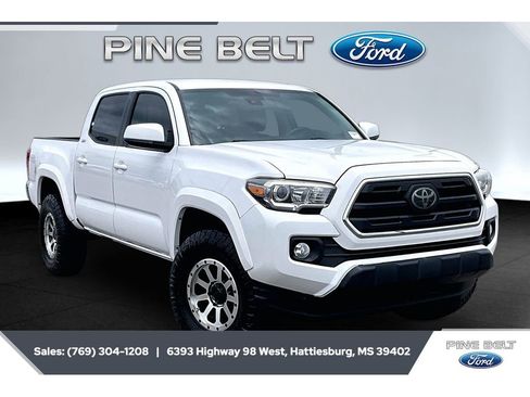 Used 2018 Toyota Tacoma SR5 RWD image 1