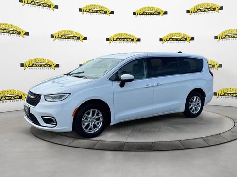 Used 2023 Chrysler Pacifica Touring-L FWD image 1