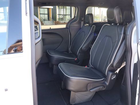 New 2027 Chrysler Pacifica Limited AWD/4WD image 14