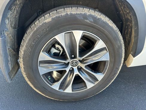 Used 2023 Toyota Highlander XLE image 5