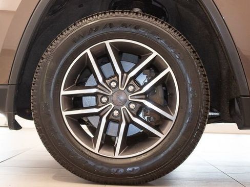 Used 2019 Jeep Grand Cherokee Limited image 9