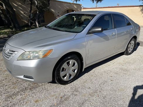 Used 2009 Toyota Camry LE FWD image 3