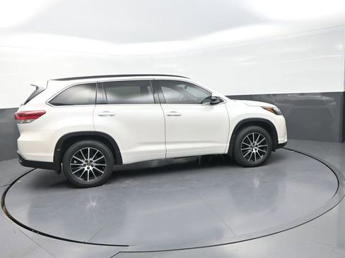 Used 2018 Toyota Highlander SE AWD/4WD image 12
