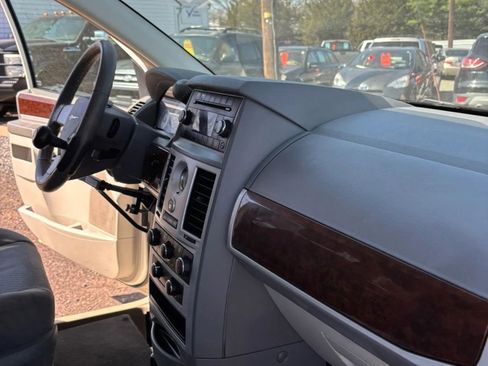 Used 2010 Chrysler Town & Country Touring image 62