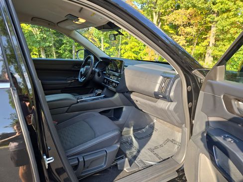Used 2025 Nissan Pathfinder SV image 24