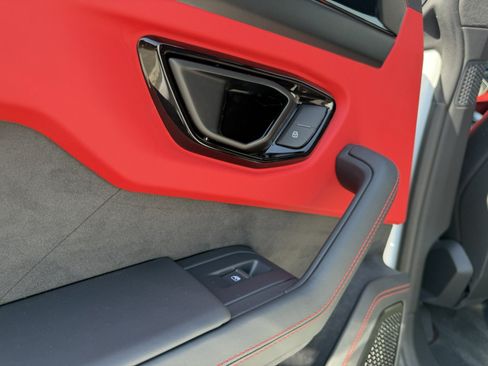 Used 2025 Lamborghini Urus SE AWD/4WD image 24
