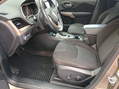 Used 2017 Jeep Cherokee Latitude w/ Safety/Convenience Group image 9