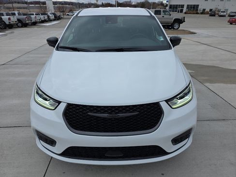 New 2026 Chrysler Pacifica Select image 2