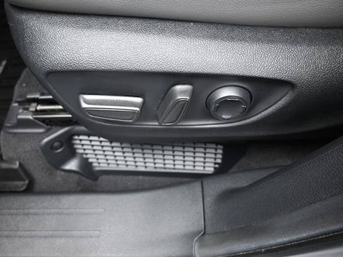 Used 2025 Toyota Sienna XLE FWD image 7
