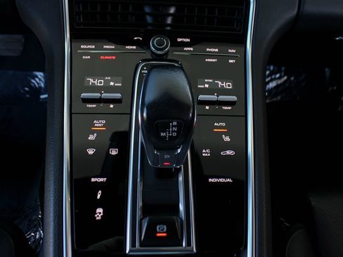 Used 2020 Porsche Panamera image 34