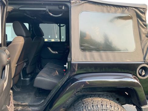 Used 2015 Jeep Wrangler Unlimited Sahara w/ Connectivity Group AWD/4WD image 21
