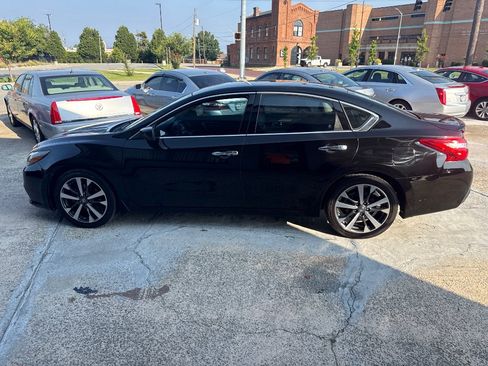Used 2016 Nissan Altima 2.5 SR w/ LED Appearance Package FWD image 7