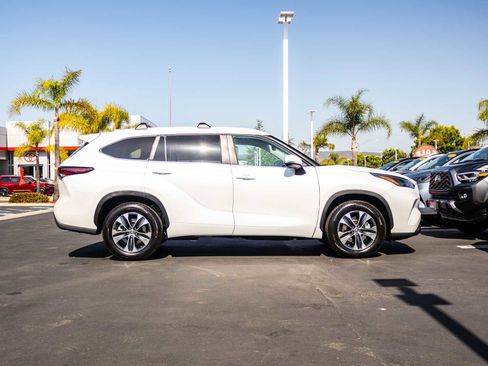Used 2025 Toyota Highlander XLE FWD image 11