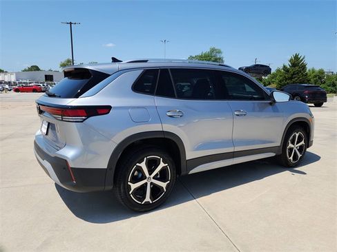 New 2025 Volkswagen Tiguan SE image 2