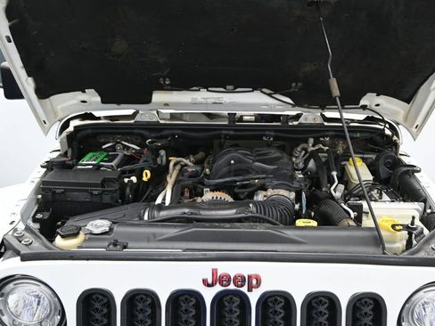 Used 2017 Jeep Wrangler Unlimited Sahara AWD/4WD image 5