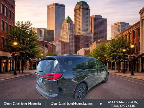 Used 2025 Chrysler Pacifica Limited w/ Trailer Tow Group FWD image 4