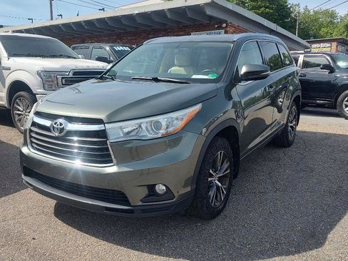 Used 2016 Toyota Highlander XLE w/ Four Season Floor Mat Package AWD/4WD image 3