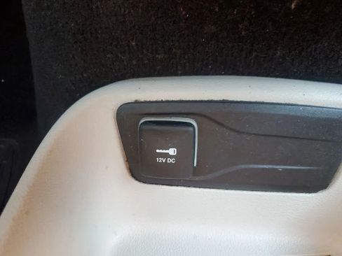 Used 2020 Chrysler Voyager L image 21