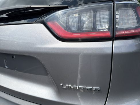 Used 2019 Jeep Cherokee Limited w/ Luxury Group AWD/4WD image 5