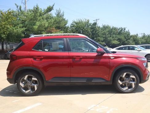 Used 2025 Hyundai Venue SEL FWD image 4