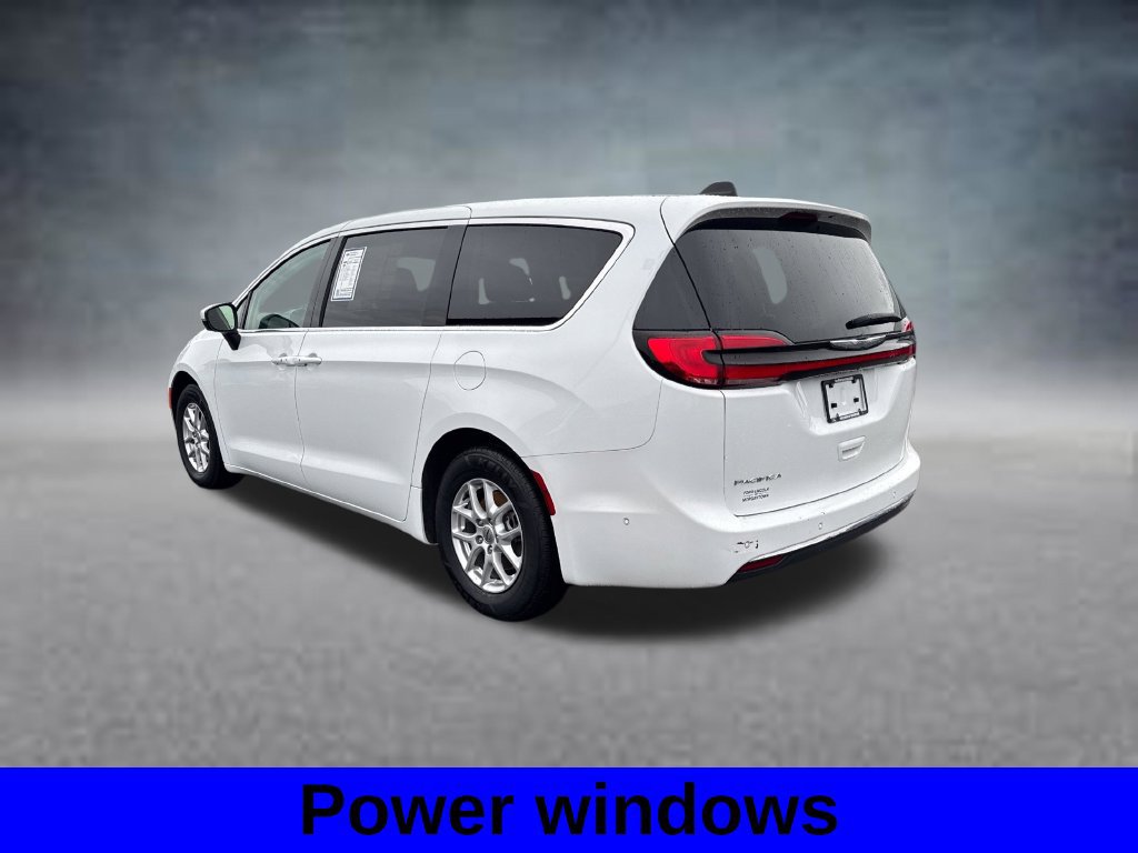 Used 2023 Chrysler Pacifica Touring-L FWD image 9