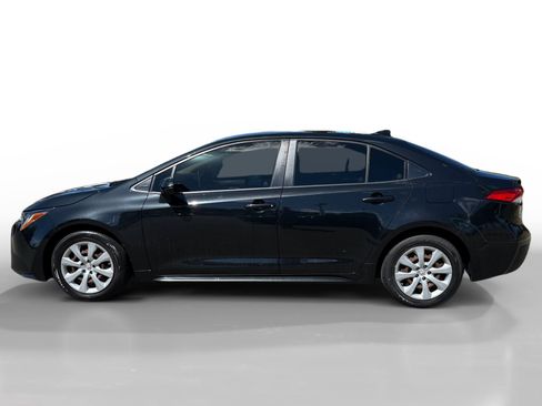 Used 2021 Toyota Corolla LE FWD image 2