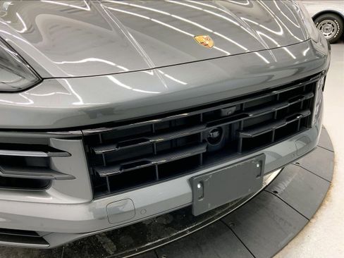 Used 2025 Porsche Cayenne image 30