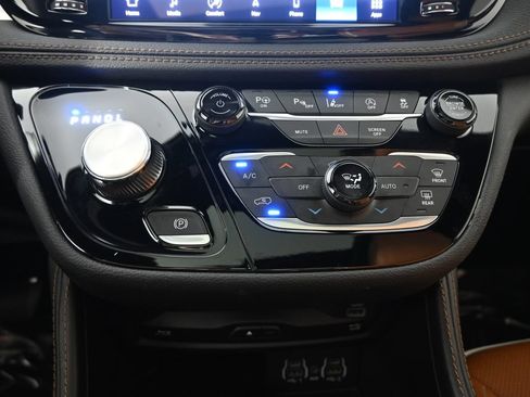 Used 2025 Chrysler Pacifica Pinnacle w/ Trailer Tow Group FWD image 31