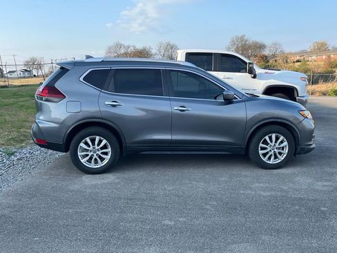 Used 2019 Nissan Rogue SV image 2