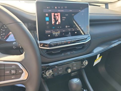 New 2026 Jeep Compass Latitude image 24