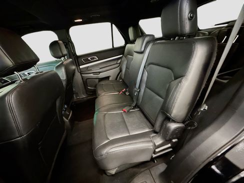 Used 2016 Ford Explorer XLT w/ Equipment Group 202A AWD/4WD image 29