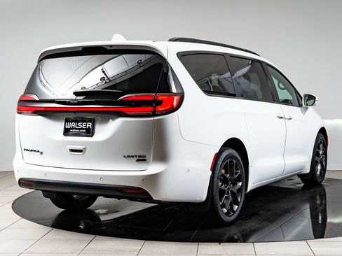Used 2022 Chrysler Pacifica Limited w/ Uconnect Theater Family Group AWD/4WD image 10