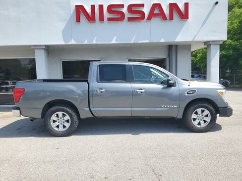 Used 2017 Nissan Titan SV AWD/4WD image 7