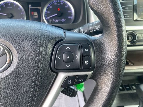 Used 2019 Toyota Highlander LE image 17