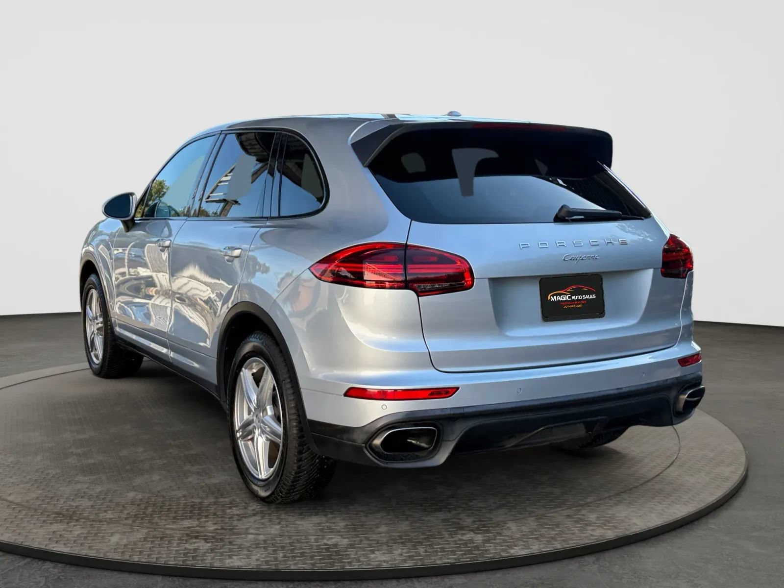 Used 2016 Porsche Cayenne w/ Premium Package AWD/4WD image 8