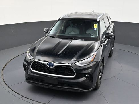 Used 2021 Toyota Highlander XLE AWD/4WD image 19