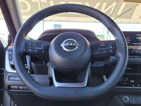 Used 2023 Nissan Rogue SV image 18