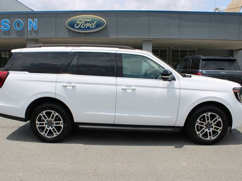 Used 2025 Ford Expedition Active AWD/4WD image 2
