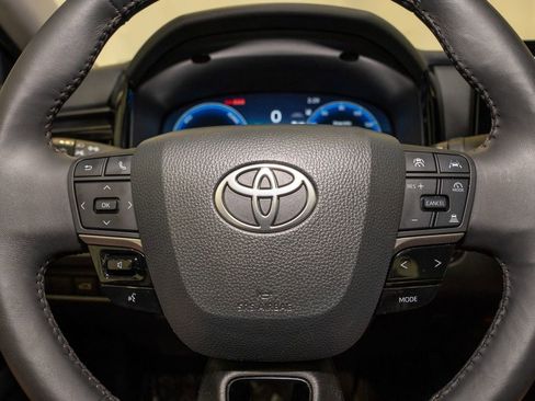 Used 2025 Toyota Camry XLE image 19