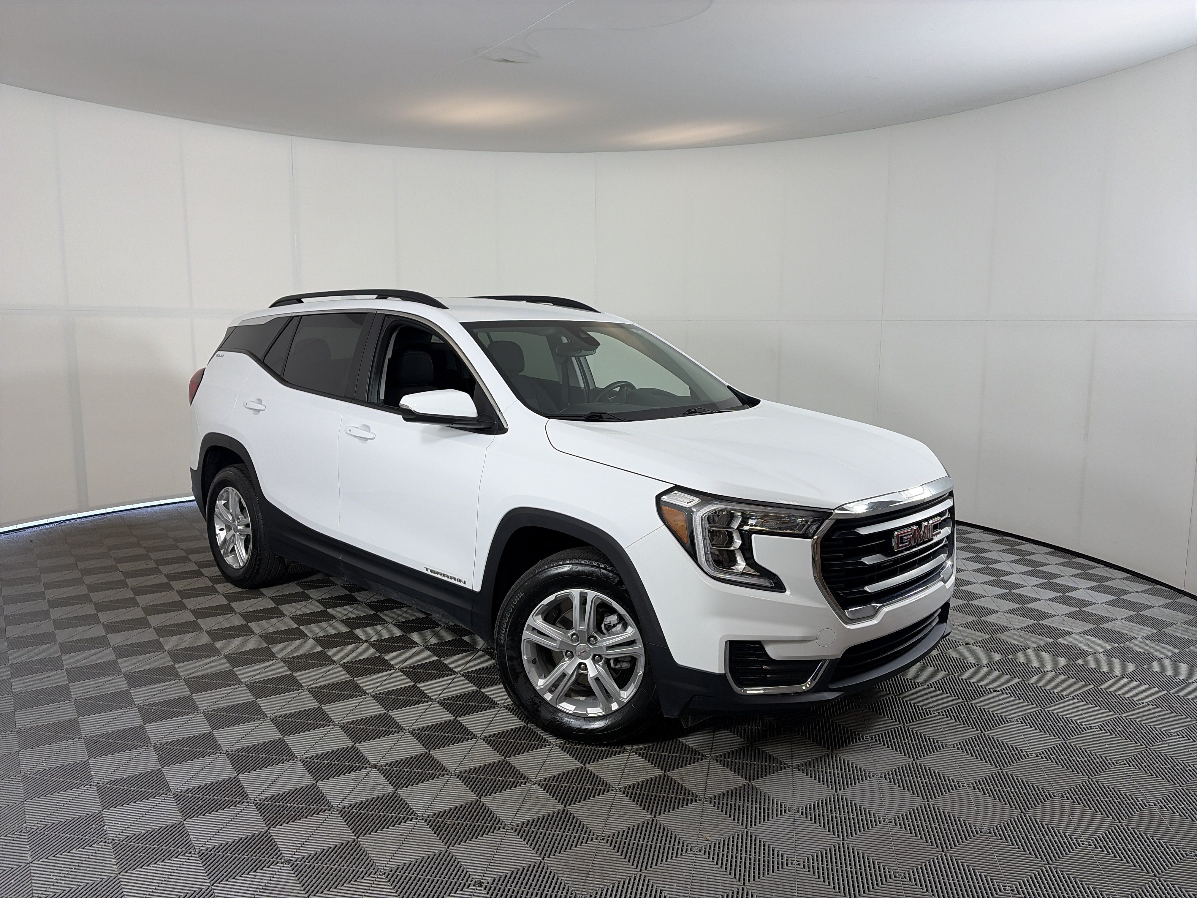 Certified 2024 GMC Terrain SLE w/ Driver Convenience Package AWD/4WD image 1
