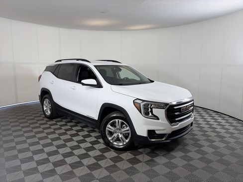 Certified 2024 GMC Terrain SLE w/ Driver Convenience Package AWD/4WD image 1