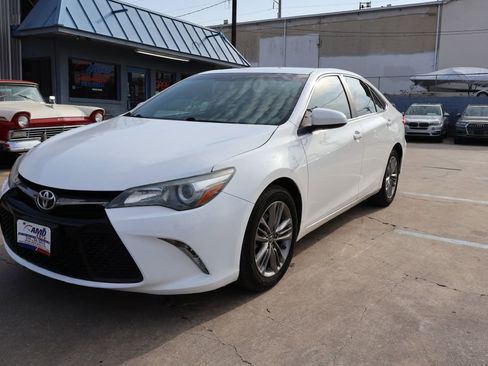 Used 2015 Toyota Camry SE image 2