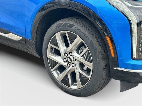 New 2026 Cadillac Optiq Luxury 2 image 17