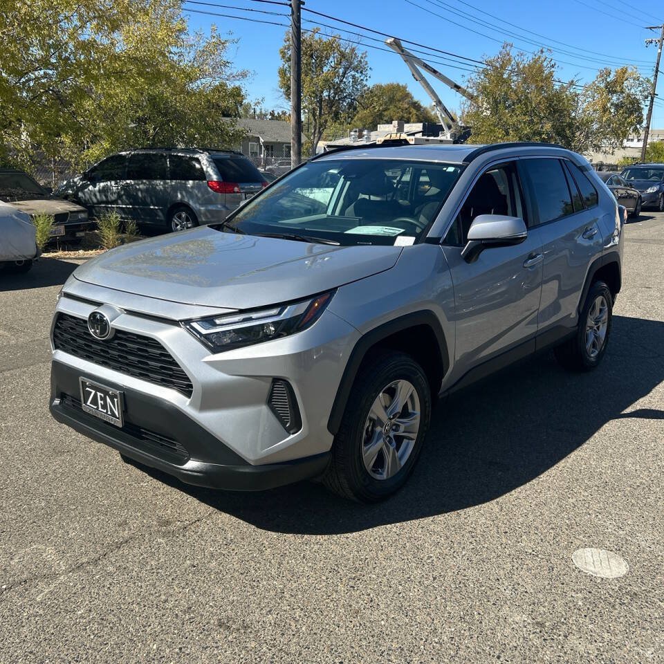 Used 2025 Toyota RAV4 XLE w/ Convenience Package FWD image 4