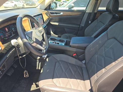 Used 2024 Volkswagen Atlas SE FWD image 10