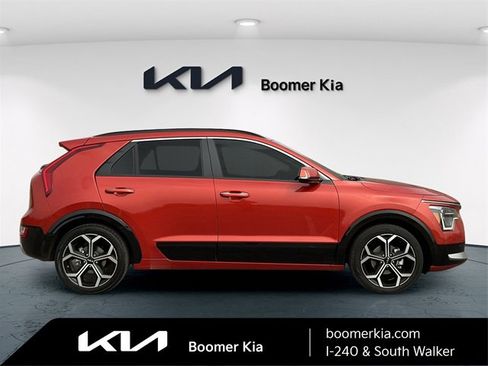 Used 2023 Kia Niro SX Touring image 4