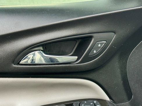 Used 2021 Chevrolet Equinox LS image 22