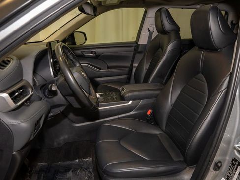 Used 2023 Toyota Highlander XLE image 13