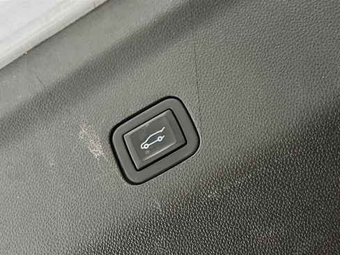 Used 2024 Chevrolet Suburban Premier image 32