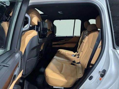 Used 2023 Lexus LX 600 4WD w/ Luxury Package image 28